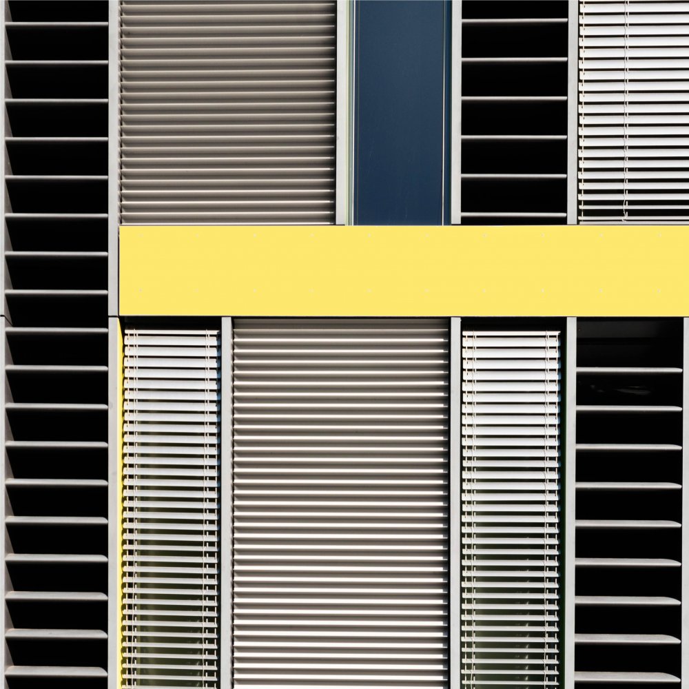 graphic facade with a yellow accent from Stephan Rückert