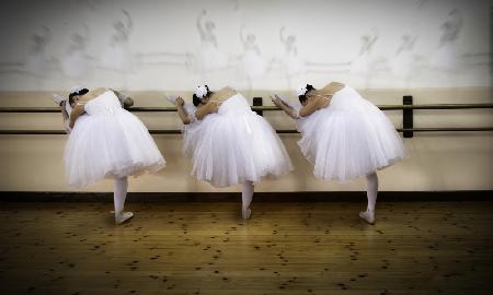 3 ballerinas -pay tribute to Dega