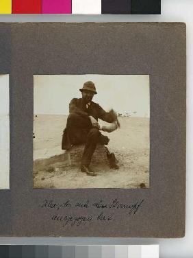 Fotoalbum Tunisreise, 1914. Blatt 6, Vorderseite rechts: beschriftet "Klee, der sich den Strumpf aus