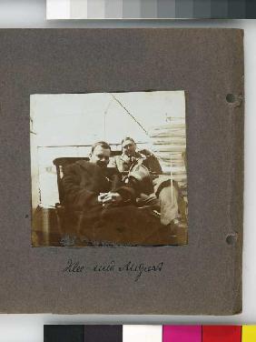 Fotoalbum Tunisreise, 1914. Blatt 5, Rückseite rechts: Macke und Klee an Deck, beschriftet "Klee und