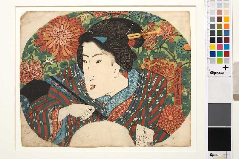 Porträt einer Dame mit geschlossenem Fächer vor Chrysanthemen from Utagawa Kunisada