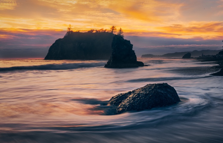 Sunset along the coast of Washington State from Yimei Sun